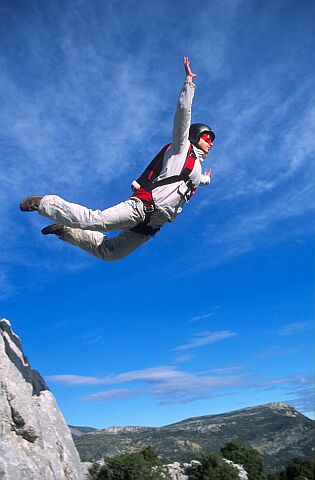 [BaseVerdon03.jpg]
Base jumping off the high point of the Escales cliff in the Verdon.