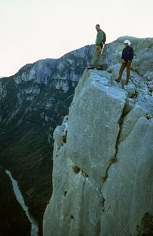 [BaseVerdon22.jpg]
Two jumper ready to jump off the Escalès cliff.