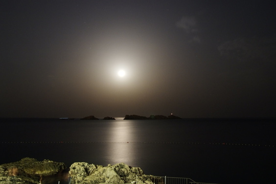 [20070823_231239_SeaMoon.jpg]
Minor islands visible in the moonlight.