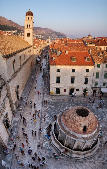 [20070829_183900_MainPlaceVPano_.jpg]
Vertical panorama of the main street of Dubrovnik and the Onofrio fountain.