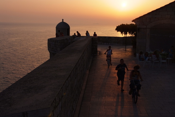 [20070829_190021_DubroSunset.jpg]
Kids playing on the fortress walls, once the tourists are gone.