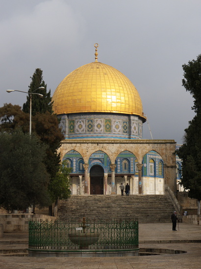 [20111117_081557_RockMosque.jpg]
The unmistakable Rock Mosque and its golden dome.